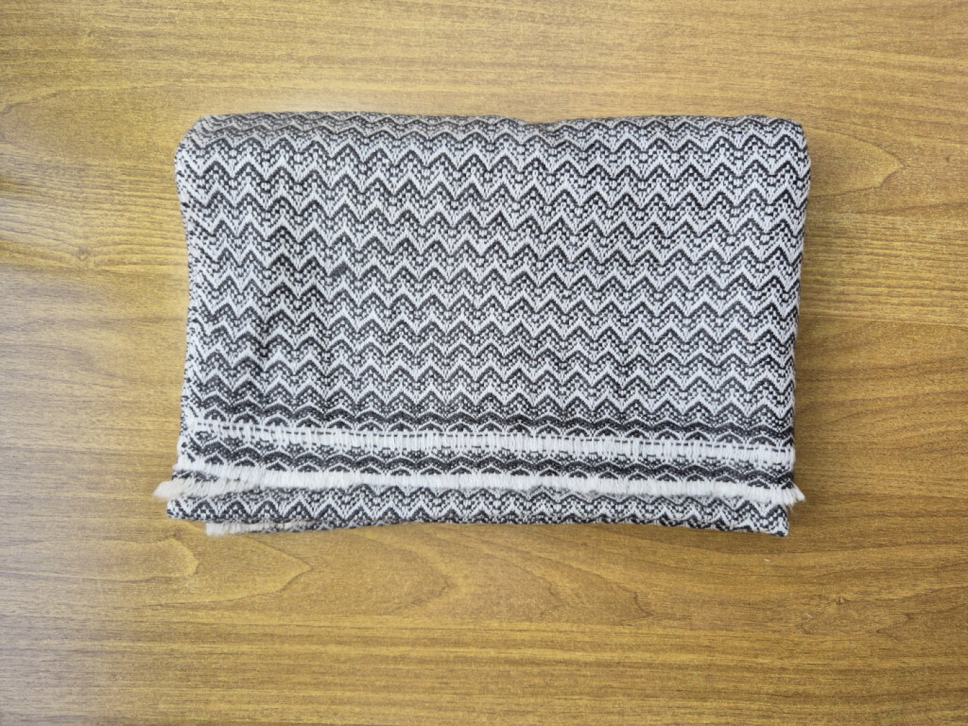 Kaschmir-Schal mit Chevron-Struktur | Anthrazit-Weiß | handgefertigt von LWH | 68×196 cm